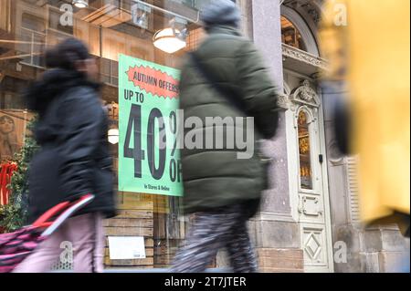 New Street, Birmingham 16. November 2023 - Verkauf von Plakaten in den Geschäften im Stadtzentrum von Birmingham im Vorfeld des Black Friday. PIC by Credit: Stop Press Media/Alamy Live News Stockfoto