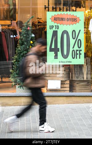 New Street, Birmingham 16. November 2023 - Verkauf von Plakaten in den Geschäften im Stadtzentrum von Birmingham im Vorfeld des Black Friday. PIC by Credit: Stop Press Media/Alamy Live News Stockfoto