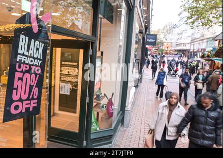 New Street, Birmingham 16. November 2023 - Verkauf von Plakaten in den Geschäften im Stadtzentrum von Birmingham im Vorfeld des Black Friday. PIC by Credit: Stop Press Media/Alamy Live News Stockfoto