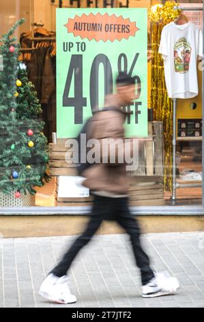 New Street, Birmingham 16. November 2023 - Verkauf von Plakaten in den Geschäften im Stadtzentrum von Birmingham im Vorfeld des Black Friday. PIC by Credit: Stop Press Media/Alamy Live News Stockfoto