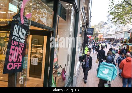 New Street, Birmingham 16. November 2023 - Verkauf von Plakaten in den Geschäften im Stadtzentrum von Birmingham im Vorfeld des Black Friday. PIC by Credit: Stop Press Media/Alamy Live News Stockfoto