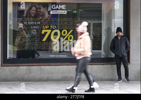 New Street, Birmingham 16. November 2023 - Verkauf von Plakaten in den Geschäften im Stadtzentrum von Birmingham im Vorfeld des Black Friday. PIC by Credit: Stop Press Media/Alamy Live News Stockfoto