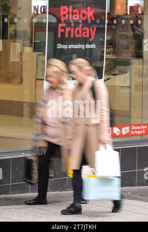 New Street, Birmingham 16. November 2023 - Verkauf von Plakaten in den Geschäften im Stadtzentrum von Birmingham im Vorfeld des Black Friday. PIC by Credit: Stop Press Media/Alamy Live News Stockfoto