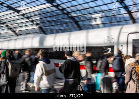 Reisende am Bahnsteig beim ICE am Hauptbahnhof von Berlin während des GDL-Streiks am 16.11.2023 *** Passagiere auf dem Bahnsteig am ICE am Berliner Hauptbahnhof während des GDL-Streiks am 16 11 2023 Credit: Imago/Alamy Live News Stockfoto