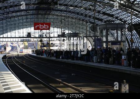Viele Reisende am Bahnsteig warten auf einen Zug am Hauptbahnhof von Berlin während des GDL-Streiks am 16.11.2023 *** viele Reisende auf dem Bahnsteig warten während des GDL-Streiks am 16. 11 2023 auf einen Zug am Berliner Hauptbahnhof. Credit: Imago/Alamy Live News Stockfoto