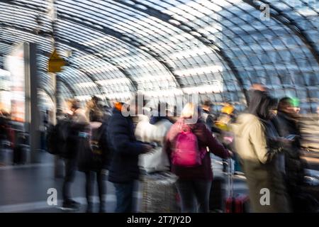 Reisende am Bahnsteig am Hauptbahnhof von Berlin während des GDL-Streiks am 16.11.2023 *** Passagiere auf dem Bahnsteig am Berliner Hauptbahnhof während des GDL-Streiks am 16 11 2023 Credit: Imago/Alamy Live News Stockfoto
