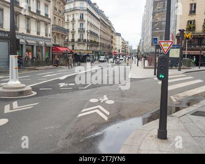 Paris, Frankreich - 8. Mai 2023: Neuer Radweg entlang der Rue La Fayette Stockfoto