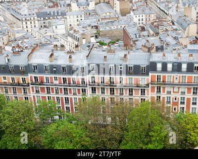 Paris, Frankreich - 8. Mai 2023: Panoramablick auf eine Reihe historischer roter Fabrikgebäude. Stockfoto