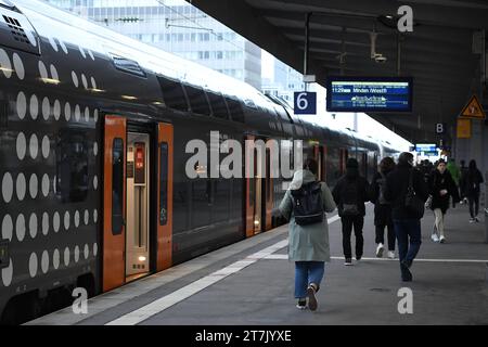 Streik der GDL bei der Bahn die GDL hat kurzfristig einen flächendeckenden Streik von Mittwoch, 15.11., 22 Uhr bis Donnerstag, 16.11., 18 Uhr angekündigt. Der Streik wird sich massiv auf den gesamten deutschen Bahnbetrieb auswirken. *** GDL-Bahnstreik die GDL hat kurzfristig ab Mittwoch, 15 11 , 22 xRx einen bundesweiten Streik angekündigt Stockfoto