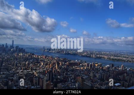 Erleben Sie die atemberaubende Schönheit amerikanischer Städte unter dem riesigen, himmelblauen Himmel in diesen atemberaubenden Ausblicken auf die Stadt Stockfoto