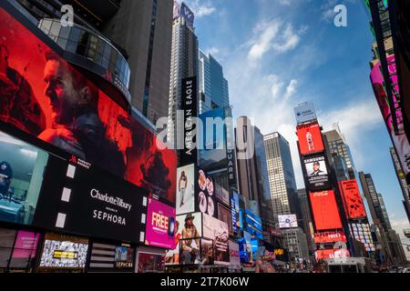 Der Times Square ist in den elektronischen Werbetafeln 2023, New York City, USA, zu sehen Stockfoto