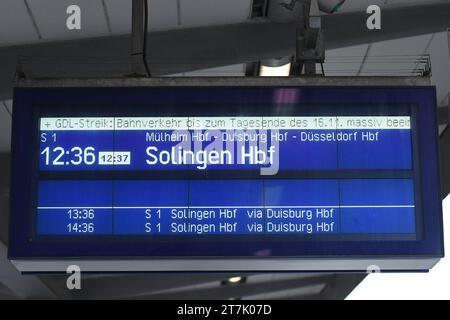 Streik der GDL bei der Bahn die GDL hat kurzfristig einen flächendeckenden Streik von Mittwoch, 15.11., 22 Uhr bis Donnerstag, 16.11., 18 Uhr angekündigt. Der Streik wird sich massiv auf den gesamten deutschen Bahnbetrieb auswirken. *** GDL-Bahnstreik die GDL hat kurzfristig ab Mittwoch, 15 11 , 22 xRx einen bundesweiten Streik angekündigt Stockfoto