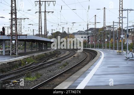Streik der GDL bei der Bahn die GDL hat kurzfristig einen flächendeckenden Streik von Mittwoch, 15.11., 22 Uhr bis Donnerstag, 16.11., 18 Uhr angekündigt. Der Streik wird sich massiv auf den gesamten deutschen Bahnbetrieb auswirken. *** GDL-Bahnstreik die GDL hat kurzfristig ab Mittwoch, 15 11 , 22 xRx einen bundesweiten Streik angekündigt Stockfoto