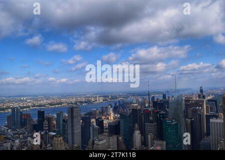 Erleben Sie die atemberaubende Schönheit amerikanischer Städte unter dem riesigen, himmelblauen Himmel in diesen atemberaubenden Ausblicken auf die Stadt Stockfoto