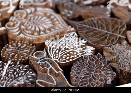 Pune, Maharashtra, Indien 03. November 2023: Blockdruck für Textilien in Indien. Blockdruck traditioneller Prozess, Henna Holzstempel, traditionell Stockfoto