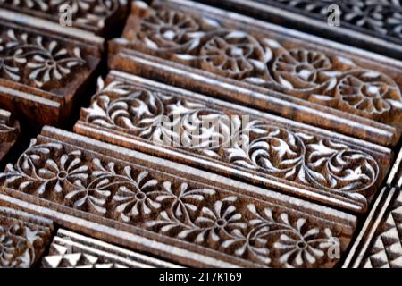 Pune, Maharashtra, Indien 03. November 2023: Blockdruck für Textilien in Indien. Blockdruck traditioneller Prozess, Henna Holzstempel, traditionell Stockfoto