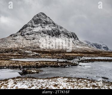 Lochan na Fola, Glencoe, Schottland unter Buachaille Etive Beag Stockfoto