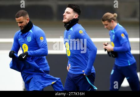 Die Engländer Kyle Walker (links) und Declan Rice reagieren darauf ...