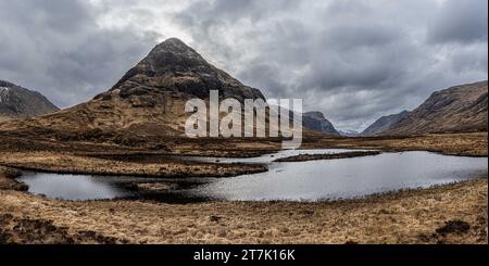 Lochan na Fola, Glencoe, Schottland unter Buachaille Etive Beag Stockfoto