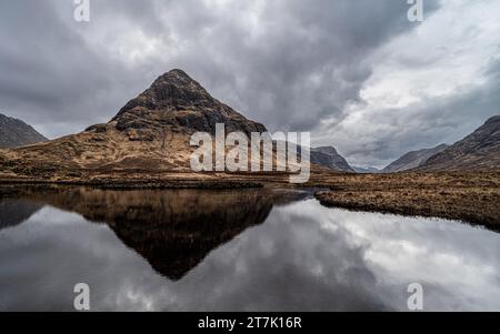 Lochan na Fola, Glencoe, Schottland unter Buachaille Etive Beag Stockfoto