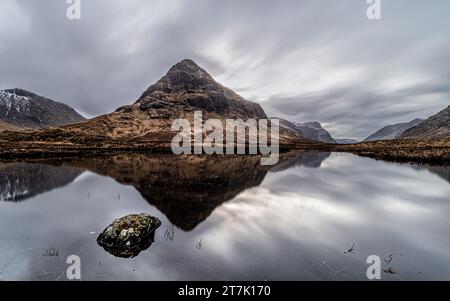 Lochan na Fola, Glencoe, Schottland unter Buachaille Etive Beag Stockfoto