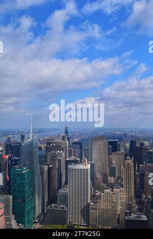 Erleben Sie die atemberaubende Schönheit amerikanischer Städte unter dem riesigen, himmelblauen Himmel in diesen atemberaubenden Ausblicken auf die Stadt Stockfoto