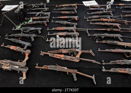 IDF-Militärbasis, Israel. November 2023. Das Pressebüro der israelischen Regierung und die IDF stellen auf einer IDF-Militärbasis in Zentralisrael terroristische Munition und Ausrüstung der Hamas aus, die nach dem Terroranschlag am 7. Oktober 2023 auf die Siedlungen und Städte an der Grenze zu Gaza beschlagnahmt wurde. Israel ist in einen Krieg mit der Hamas verwickelt, nachdem massive Raketenfeuer aus dem Gazastreifen nach Israel, Infiltration von bewaffneten Männern in israelisches Gebiet, Massaker an 1.400 Frauen und Kindern in ihren Häusern und Geiselnahmen von etwa 240 Zivilisten und Soldaten stattgefunden haben. Quelle: Nir Alon/Alamy Live News Stockfoto