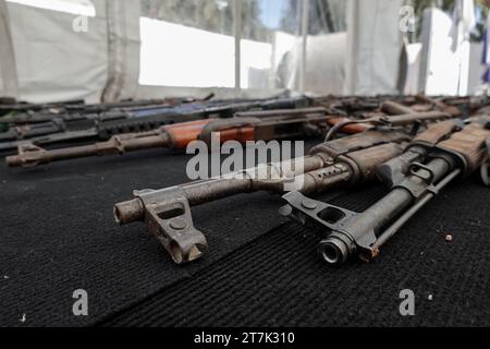 IDF-Militärbasis, Israel. November 2023. Das Pressebüro der israelischen Regierung und die IDF stellen auf einer IDF-Militärbasis in Zentralisrael terroristische Munition und Ausrüstung der Hamas aus, die nach dem Terroranschlag am 7. Oktober 2023 auf die Siedlungen und Städte an der Grenze zu Gaza beschlagnahmt wurde. Israel ist in einen Krieg mit der Hamas verwickelt, nachdem massive Raketenfeuer aus dem Gazastreifen nach Israel, Infiltration von bewaffneten Männern in israelisches Gebiet, Massaker an 1.400 Frauen und Kindern in ihren Häusern und Geiselnahmen von etwa 240 Zivilisten und Soldaten stattgefunden haben. Quelle: Nir Alon/Alamy Live News Stockfoto