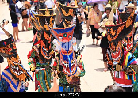 LOEI, THAILAND-JULY - June11: Ghost Festival (Phi Ta Khon) ist eine Art von maskierter Prozession, die auf buddhistischen Verdiensten gefeiert wird Stockfoto