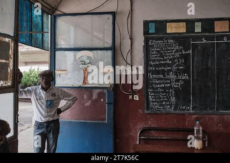 Antananarivo, Analamanga, Madagaskar. November 2023. Ankadivato, Antananarivo, 16. November 2023, ein Wahlbeamter steht beim Vorstand, wo die Wahldaten aufgezeichnet werden. © iAko Randrianarivelo/Zuma Press (Kreditbild: © iAko Randrianarivelo/ZUMA Press Wire) NUR REDAKTIONELLE VERWENDUNG! Nicht für kommerzielle ZWECKE! Stockfoto