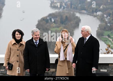 Bonn, Deutschland. November 2023. Bundespräsident Frank-Walter Steinmeier (r-l) und seine Frau Elke Büdenbender sowie Finnlands Präsident Sauli Niinistö und seine Frau Jenni Haukio stehen auf dem Drachenfels. Finnlands Staatspräsident Sauli Niinistö besuchte Drachenfels während seines Staatsbesuchs in Deutschland. Quelle: Federico Gambarini/dpa/Alamy Live News Stockfoto