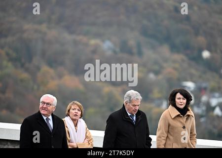 Bonn, Deutschland. November 2023. Bundespräsident Frank-Walter Steinmeier (l-rl) und seine Frau Elke Büdenbender sowie Finnlands Präsident Sauli Niinistö und seine Frau Jenni Haukio stehen auf dem Drachenfels. Finnlands Staatspräsident Sauli Niinistö besuchte Drachenfels während seines Staatsbesuchs in Deutschland. Quelle: Federico Gambarini/dpa/Alamy Live News Stockfoto