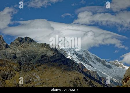 Wolken, Nevado Chopicalqui, Cordillera Blanca, Ancash, Peru Stockfoto