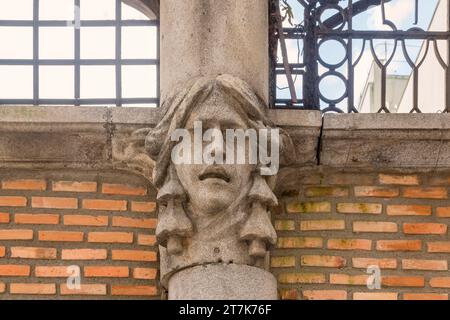 Stadt Santos, Brasilien. Gesichtsskulptur aus der Fassade des frühen 20. Jahrhunderts einer Ruine in der Straße XV de Novembro. Stockfoto