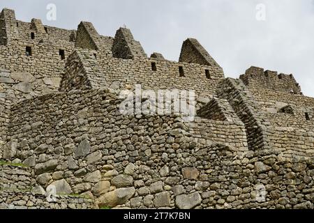 Machu Picchu, Peru, 6. Oktober 2023. Detail der Steinbauten in der antiken Inka-Zitadelle aus dem 15. Jahrhundert. Stockfoto