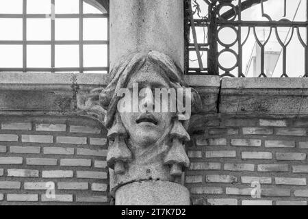 Stadt Santos, Brasilien. Gesichtsskulptur aus der Fassade des frühen 20. Jahrhunderts einer Ruine in der Straße XV de Novembro. Schwarzweißbild. Stockfoto