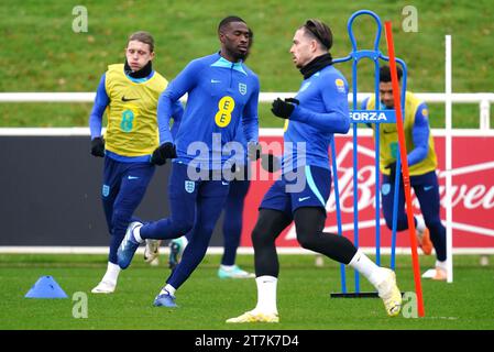 Englands Fikayo Tomori (Mitte) während einer Trainingseinheit in St. George's Park, Burton upon Trent. Bilddatum: Donnerstag, 16. November 2023. Stockfoto