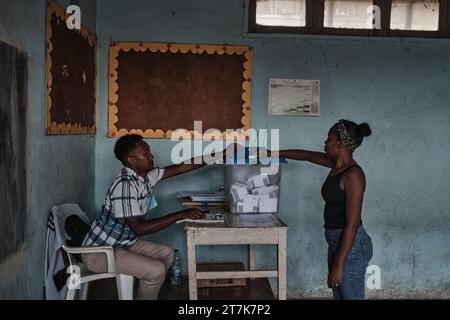 Antananarivo, Analamanga, Madagaskar. November 2023. Manarintsoa Isotry, Antananarivo, 16. November 2023, ein Wähler legt seine Stimme in die Box. © iAko Randrianarivelo/Zuma Press (Kreditbild: © iAko Randrianarivelo/ZUMA Press Wire) NUR REDAKTIONELLE VERWENDUNG! Nicht für kommerzielle ZWECKE! Stockfoto