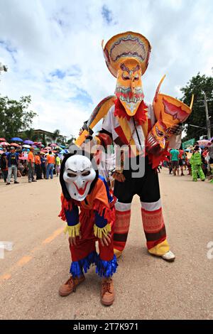 LOEI, THAILAND-JULY - June11: Ghost Festival (Phi Ta Khon) ist eine Art von maskierter Prozession, die auf buddhistischen Verdiensten gefeiert wird Stockfoto