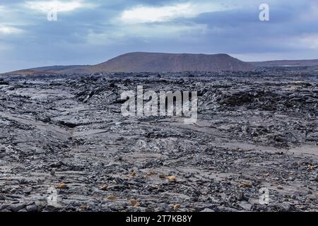 Lavafelsen kühlen sich immer noch in der Nähe des aktiven Vulkans Geldingadalir ab, von Fagradalsfjall Eruption 2021and Meradalir Eruption 2022 Stockfoto