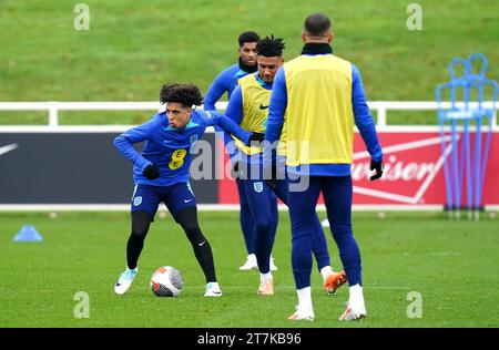 Englands Rico Lewis (links) und Ollie Watkins während eines Trainings in St. George's Park, Burton upon Trent. Bilddatum: Donnerstag, 16. November 2023. Stockfoto