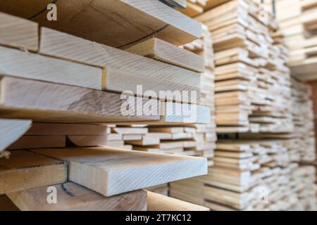 Holzstapel, die in einem Lagerhaus gelagert werden Stockfoto