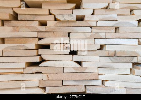 Holzstapel, die in einem Lagerhaus gelagert werden Stockfoto