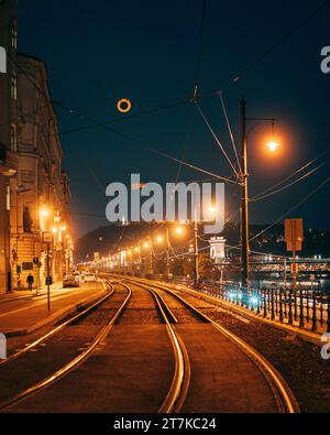 Straßenbahnschienen bei Nacht in Kossuth Lajos tér in Budapest, Ungarn Stockfoto