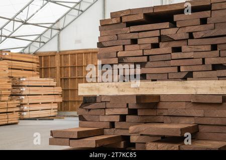 Holzstapel, die in einem Lagerhaus gelagert werden Stockfoto