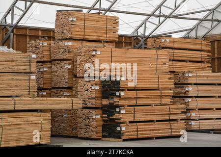 Holzstapel, die in einem Lagerhaus gelagert werden Stockfoto