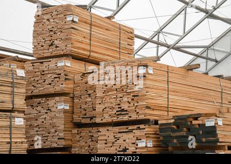 Holzstapel, die in einem Lagerhaus gelagert werden Stockfoto