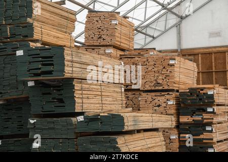 Holzstapel, die in einem Lagerhaus gelagert werden Stockfoto