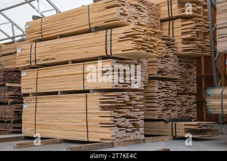 Holzstapel, die in einem Lagerhaus gelagert werden Stockfoto