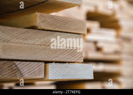 Holzstapel, die in einem Lagerhaus gelagert werden Stockfoto